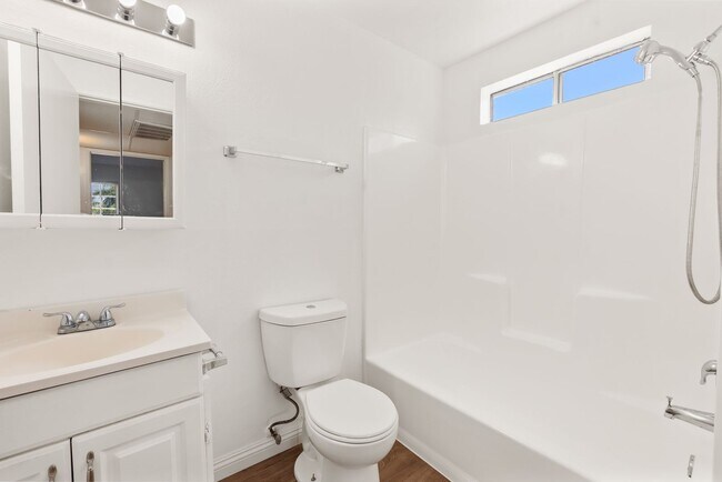 Building Photo - Updated 1BD/1BA Apartment in well maintain...