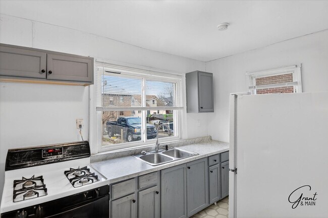 Building Photo - $1300 3 bedrooms