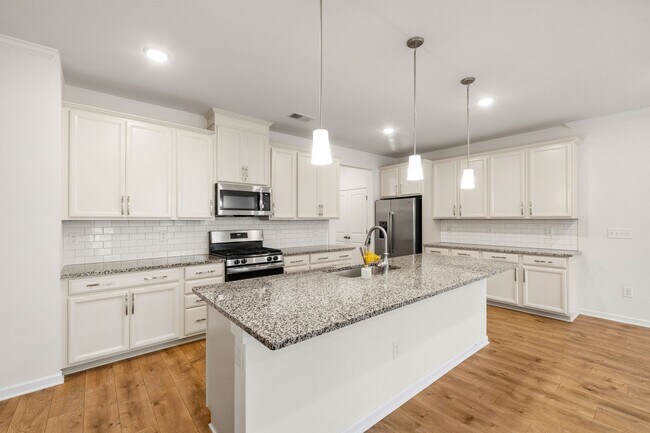 Building Photo - Beautifully Appointed Townhome in Prime Ho...