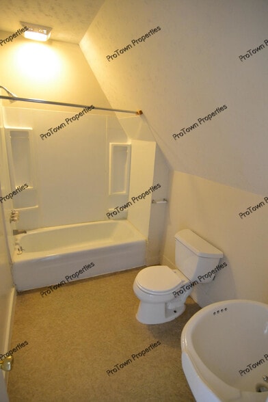 Building Photo - 7 S Broadway St