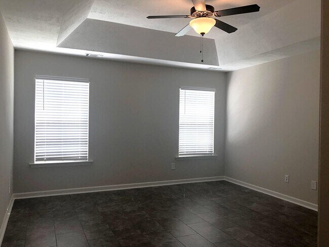 Building Photo - 879 Goodale Dr