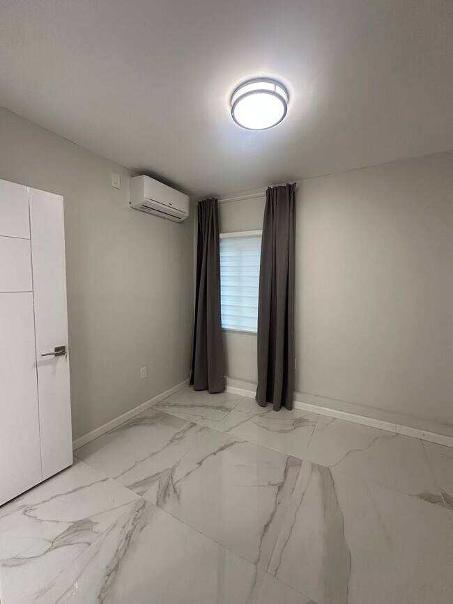 Building Photo - 1427 E 76th St