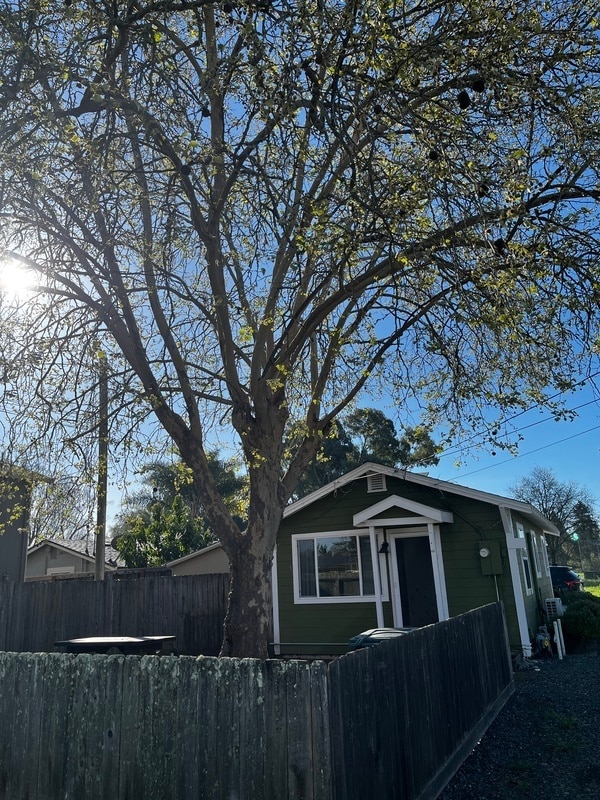 Building Photo - 1660 Jennings Ave