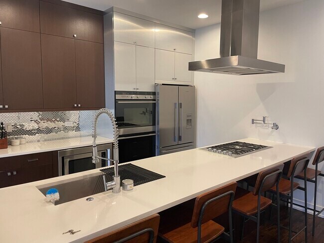 Building Photo - 1870 N Damen Ave