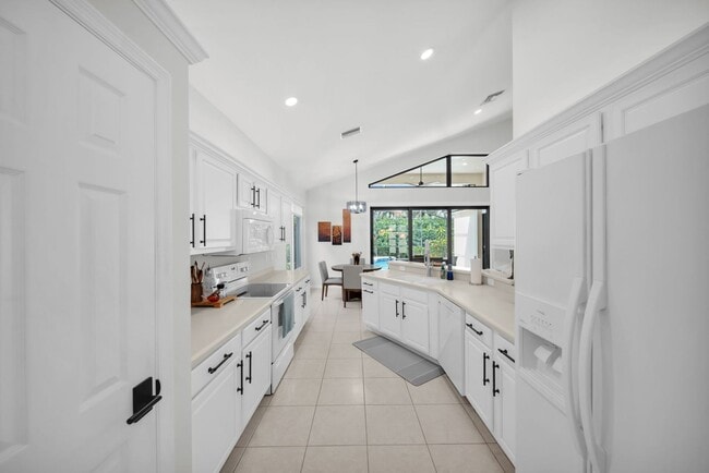 Building Photo - Fully Furnished 3 beds 3 bath Annual Rental with Private Heated Pool in Ventura Pelican Marsh