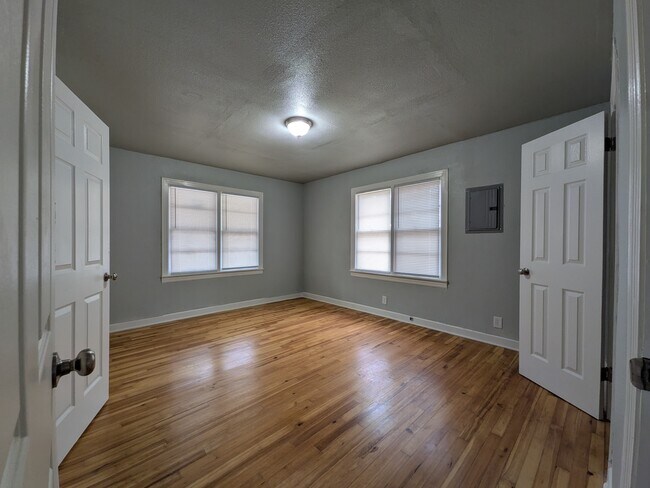 Building Photo - 327 G St NE