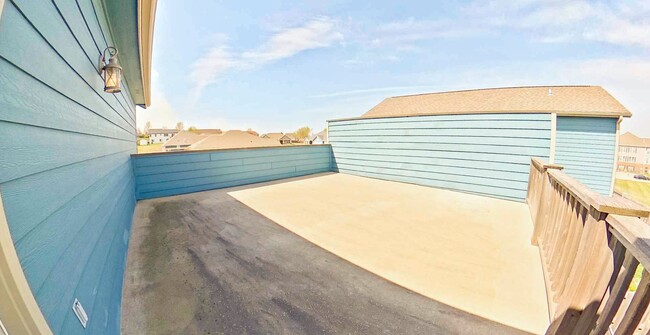 Building Photo - Cute West Side Home W/ Two Car Garage + Fenced In Yard + Rooftop Balcony! Available June 4th!