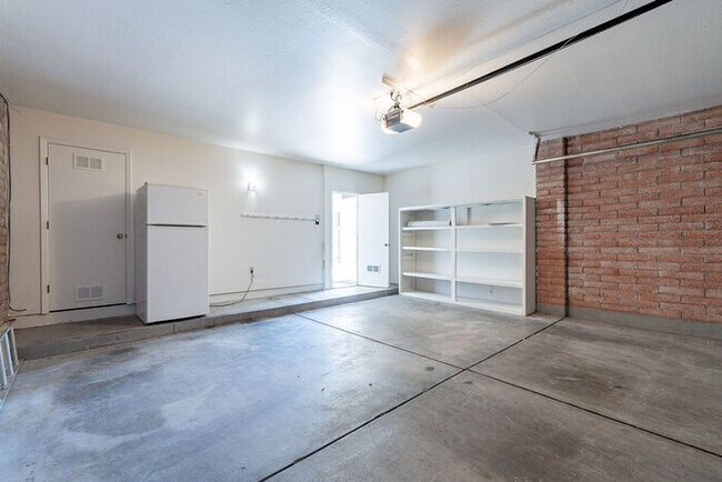 Building Photo - Move-In Ready 2-Bed Tucson Home with Natur...