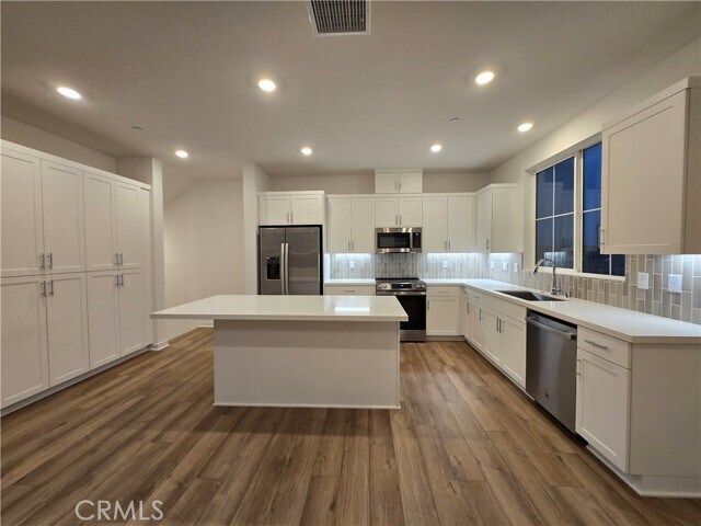Building Photo - 5961 Huntington Dr