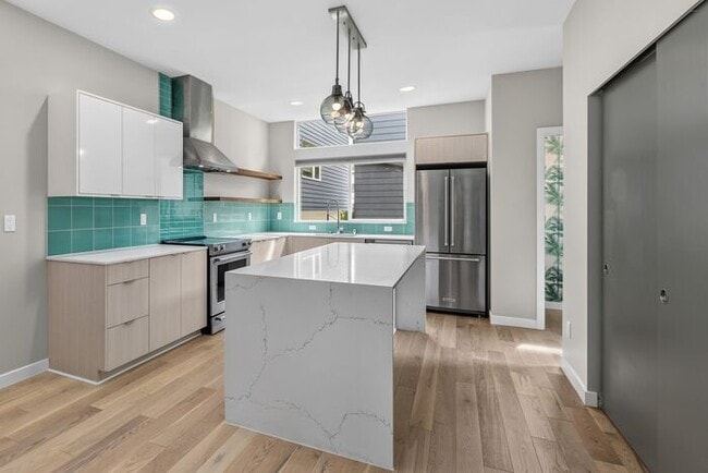 Building Photo - Stunning Standalone Townhome In Coveted Lincoln Park - Air Conditioned!