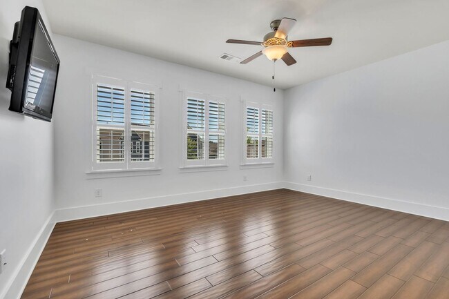 Building Photo - Beautifully maintained and move-in ready, this stunning mostly one-level all-brick home
