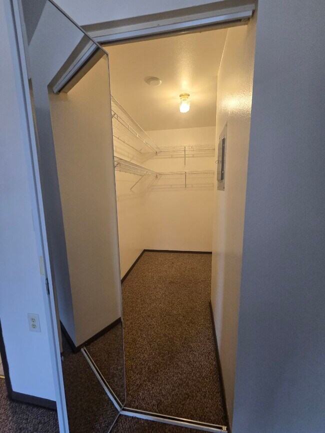 Building Photo - 9020 N Park Plaza Ct