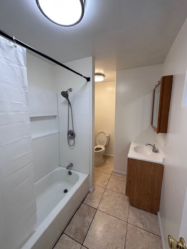 Building Photo - Charming 2 bed+1 bath + bonus office avail...