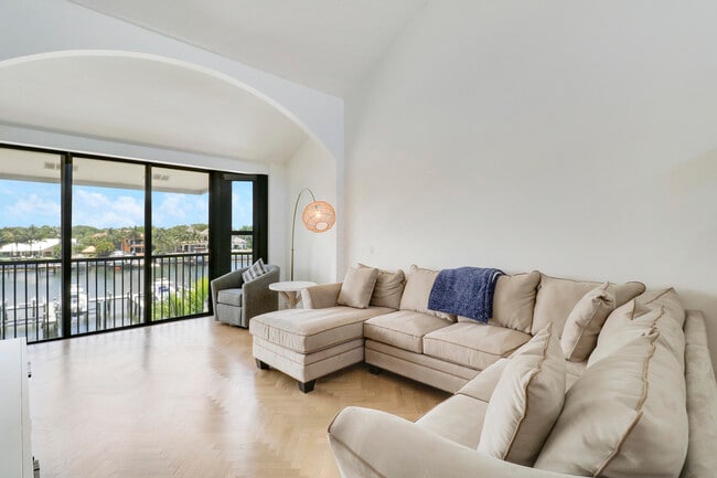 Building Photo - 543 Bay Colony Dr N