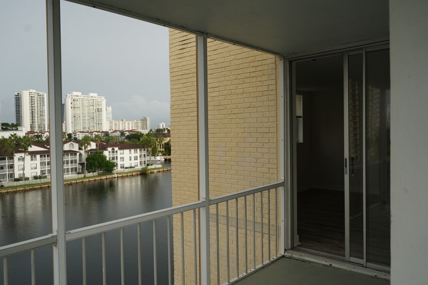 Building Photo - 2999 Point East Dr
