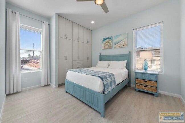 Building Photo - 104 W Pompano St