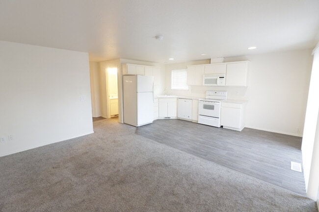 Building Photo - Newly updated Spacious 3 bedroom 2 bath Duplex in Hubbard.