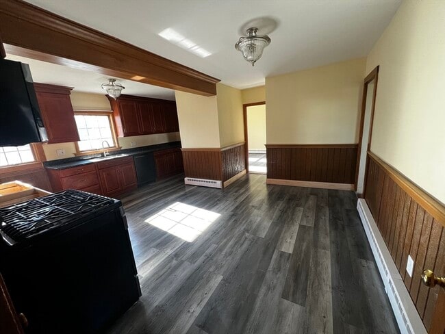 Building Photo - 28 Glen St