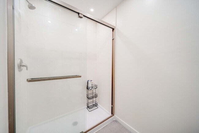 Building Photo - Prime Location 4BR house just off High St!