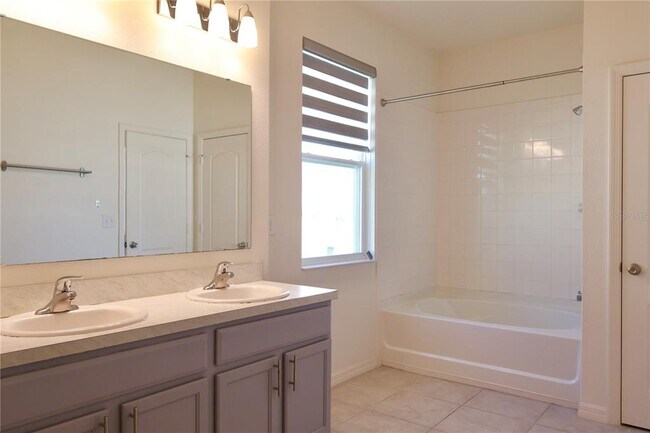 Building Photo - 2164 Carriage Pointe Loop