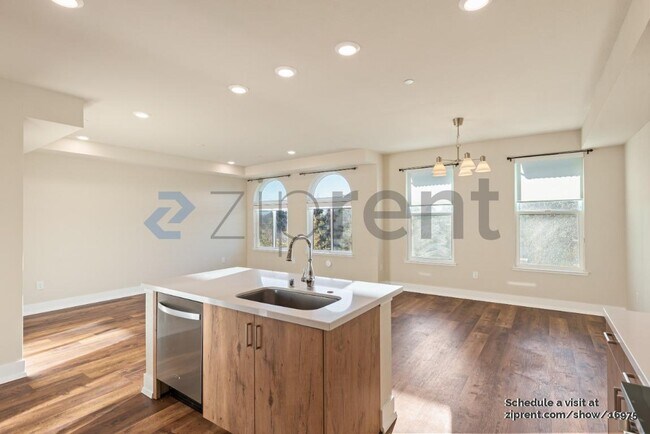 Building Photo - 1048 Monroe St