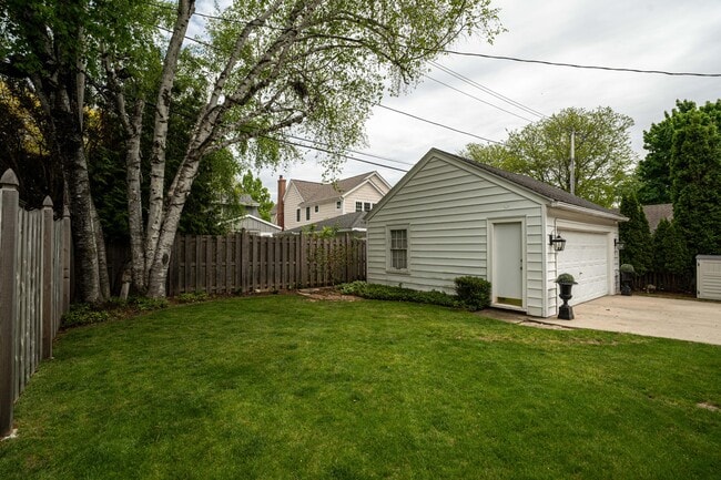 Building Photo - 6014 N Kent Ave