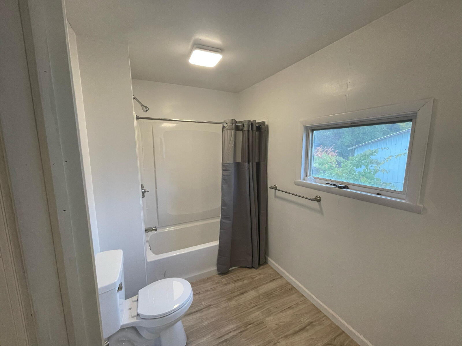 Building Photo - 272 River Rd