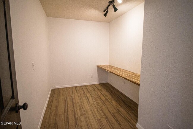 Building Photo - 6806 Ridgley Way