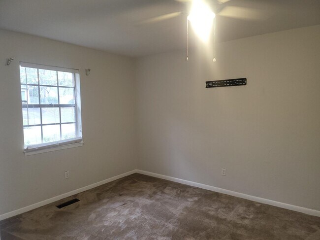 Building Photo - 1540 Pine View Dr