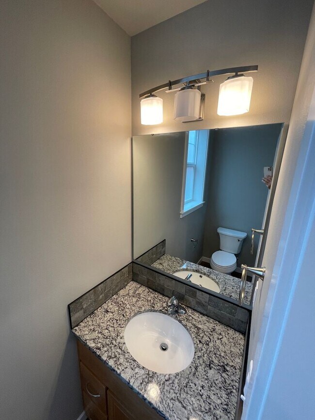 Building Photo - NEW 4 Bedroom / 4.5 Bath Duplex. A/C in every bedroom