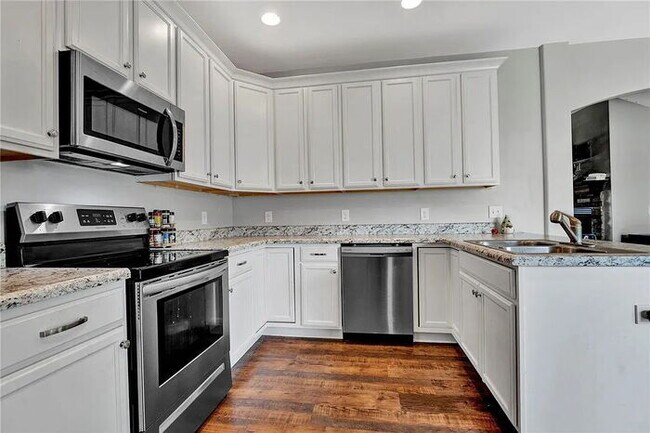 Building Photo - "Charming 3-Bedroom Home with 2 Full Baths in Greenville's Forest Ridge!"