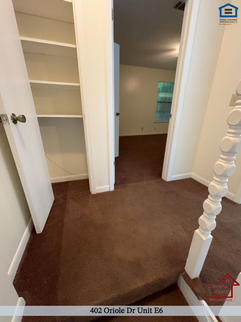 Building Photo - 402 Oriole Dr