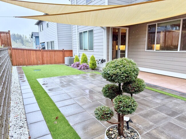 Building Photo - Seven Seven Oaks St SE