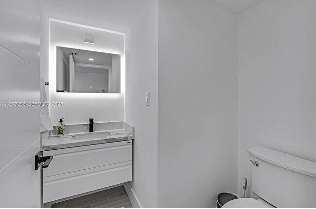 Building Photo - 2555 Collins Ave