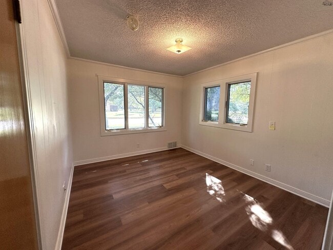 Building Photo - 2400 Martin St