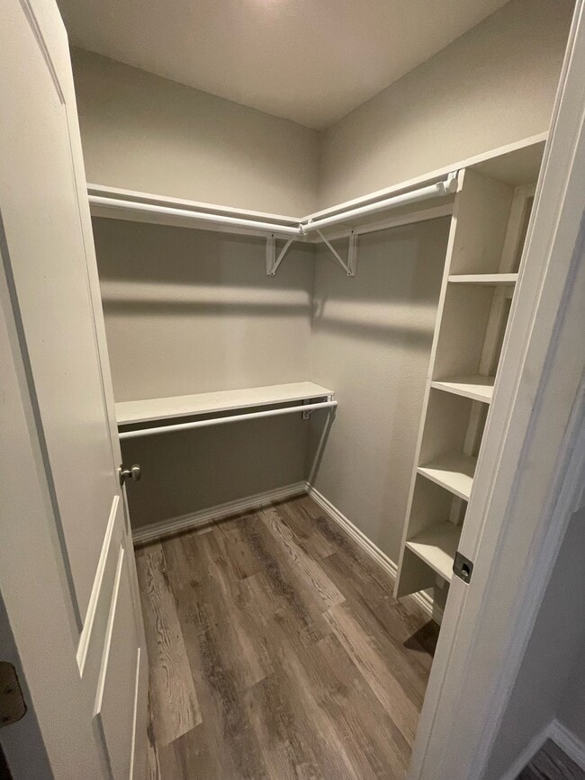 Building Photo - 810 Seven Oaks Rd