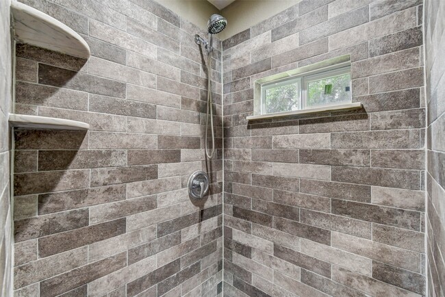 Building Photo - 15606 Dawnbrook Dr