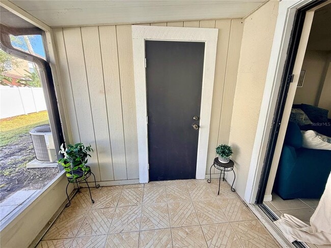 Building Photo - 10053 Lake Oak Cir