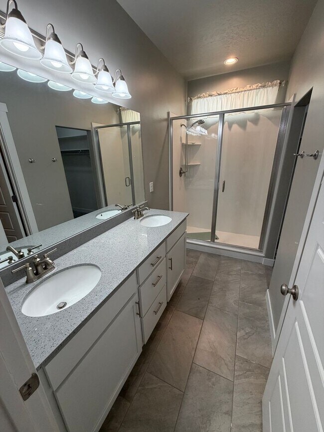 Building Photo - Beautiful 5-Bedroom Home in Lehi - Plenty of Storage!
