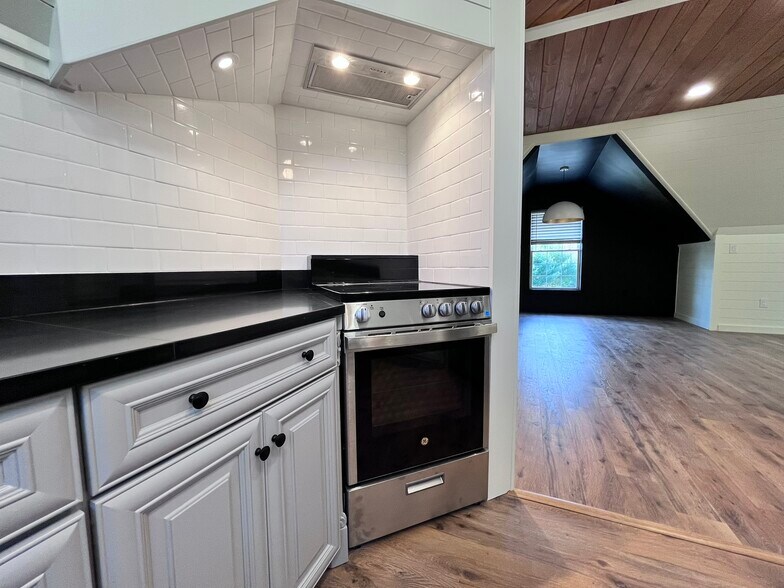 Building Photo - 2614 Boston Post Rd