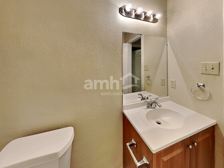Building Photo - 105 S Winding Oaks Dr