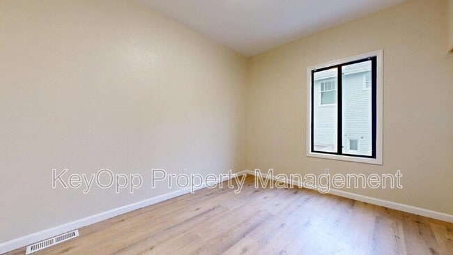 Building Photo - 806 35th Ave