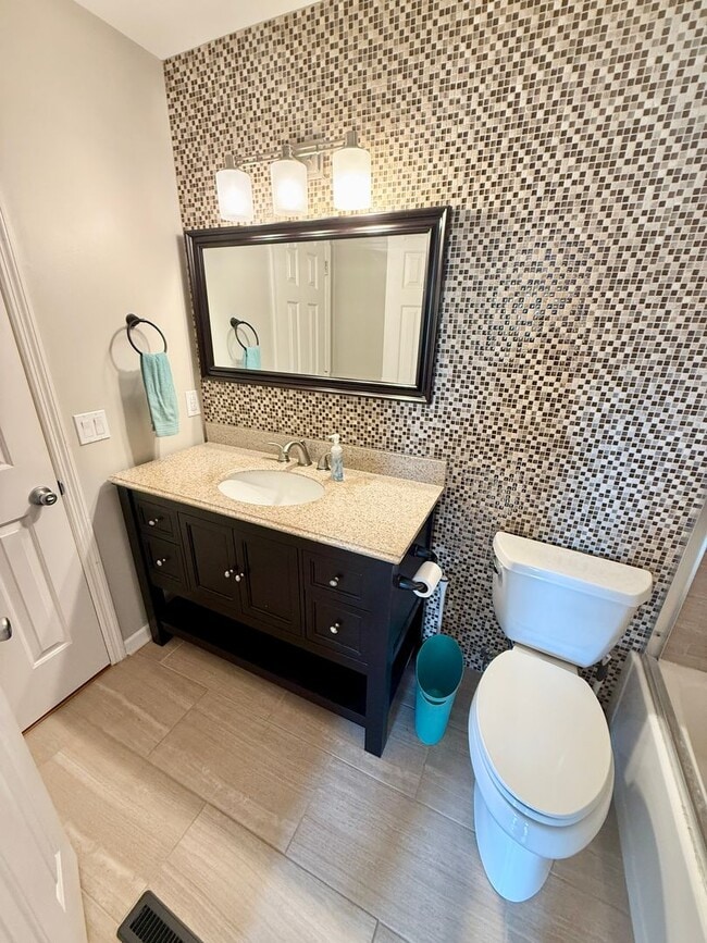 Building Photo - 2 Bedroom Hermitage condo only $1600!  Ava...