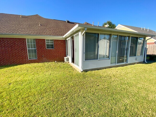 Building Photo - 3 bed, 2 bath house with fresh paint, appliances in Southaven