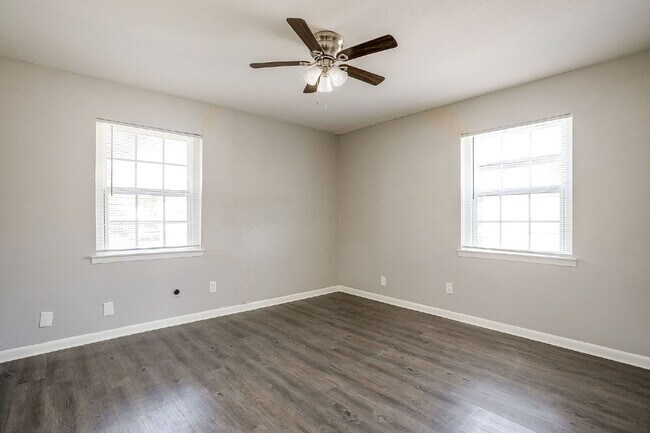 Building Photo - Cozy 2-Bed Duplex Available for Immediate ...