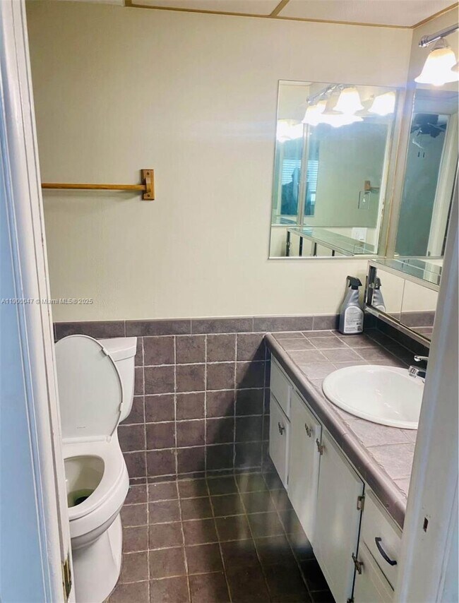 Building Photo - 320 NE 12th Ave