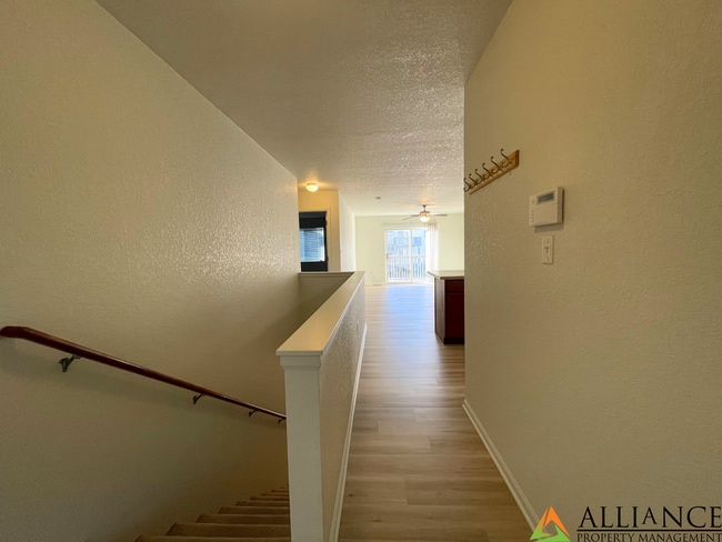 Building Photo - West Side Townhome!