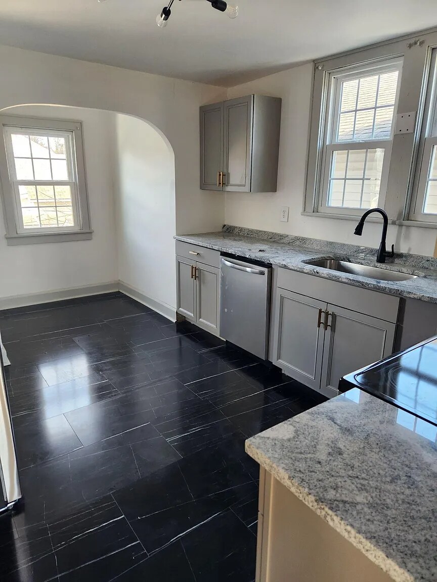 Building Photo - 302 Everett Ave