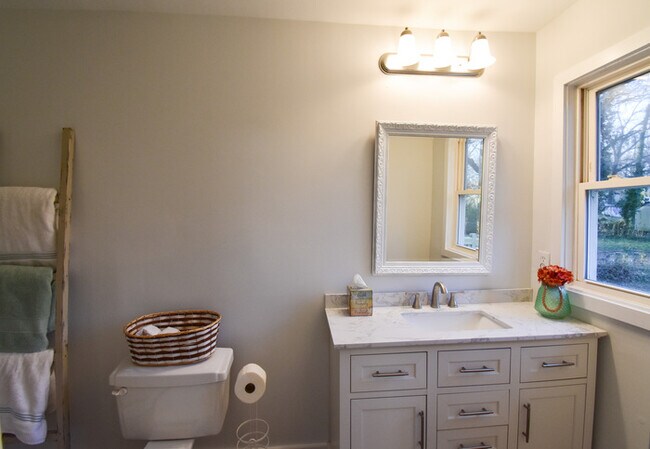 Building Photo - Welcome to this charming 3-bedroom, 1-bath...