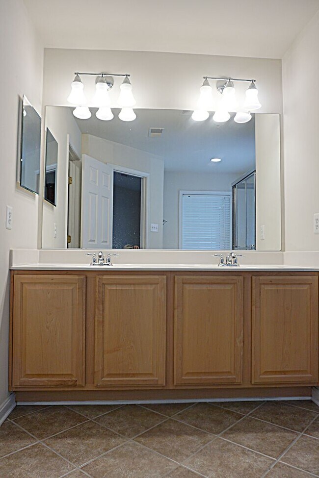Building Photo - Exquisite Townhouse in Orchard Run Germantown